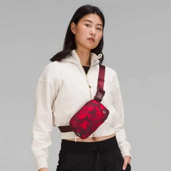 Lululemon Everywhere Belt Bag Lunar Year Red Rabbits 1L - Picture 4 of 12